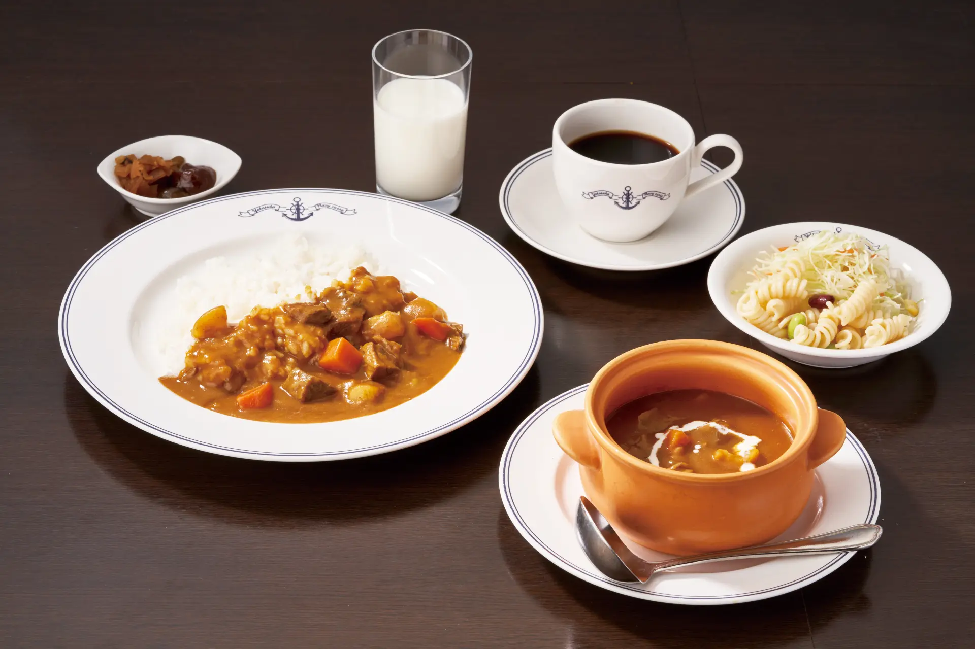 よこすか海軍カレーは必ずサラダと牛乳がセット
