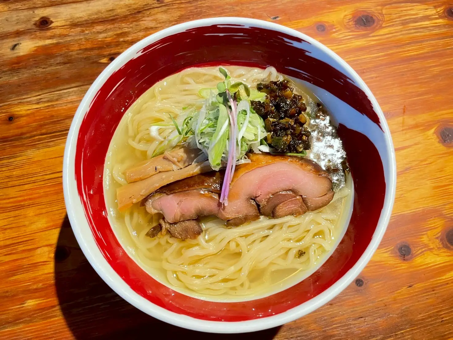 こだわりの鶏清湯・鶏白湯スープを使用の「塩鶏そば」