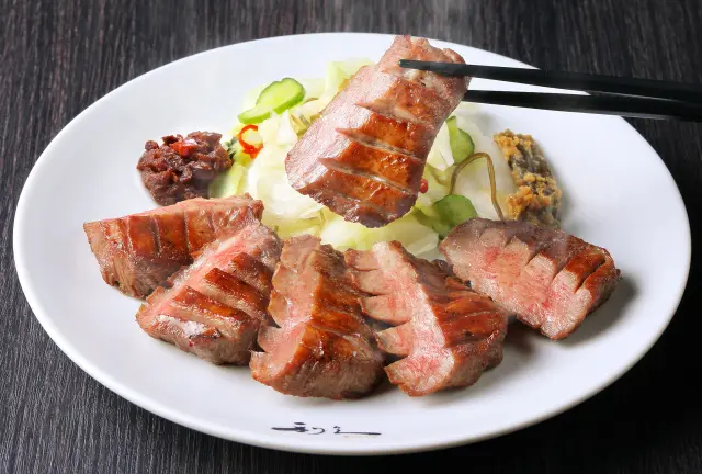 厚みのある牛タンが特徴的な「極焼き」