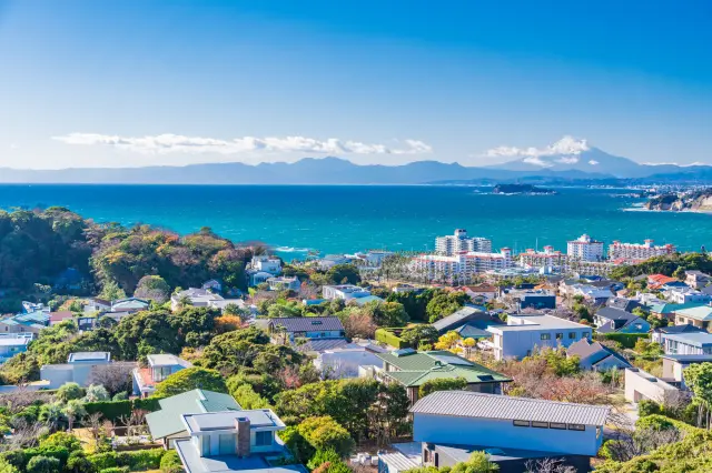逗子の街並み越しに望む富士山と江の島