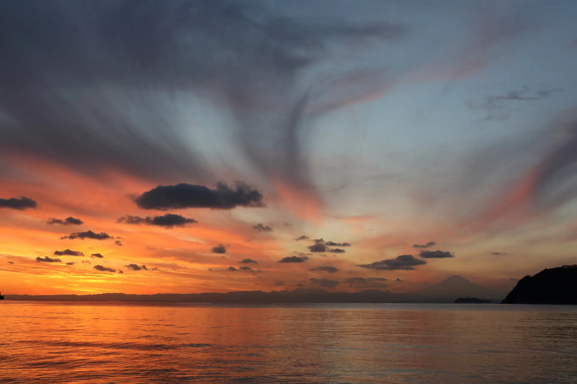 マジックアワーの美しい夕景