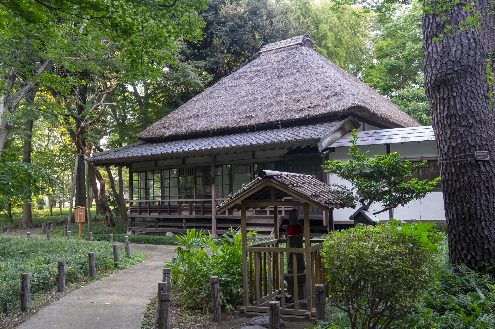 自然と歴史的建造物が調和した風景が広がる公園