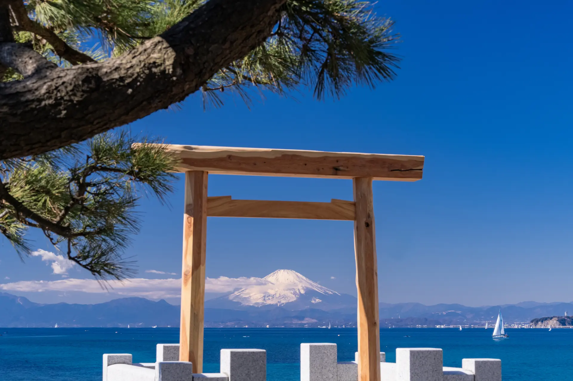 森戸神社の鳥居越しに見える富士山