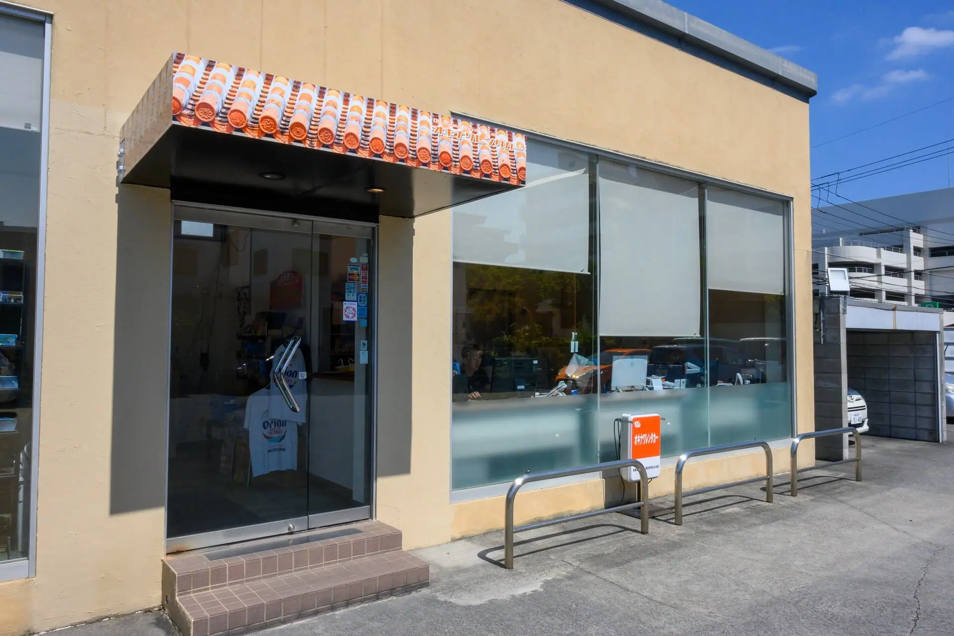 沖縄観光に便利な立地にあるオキナワレンタカー