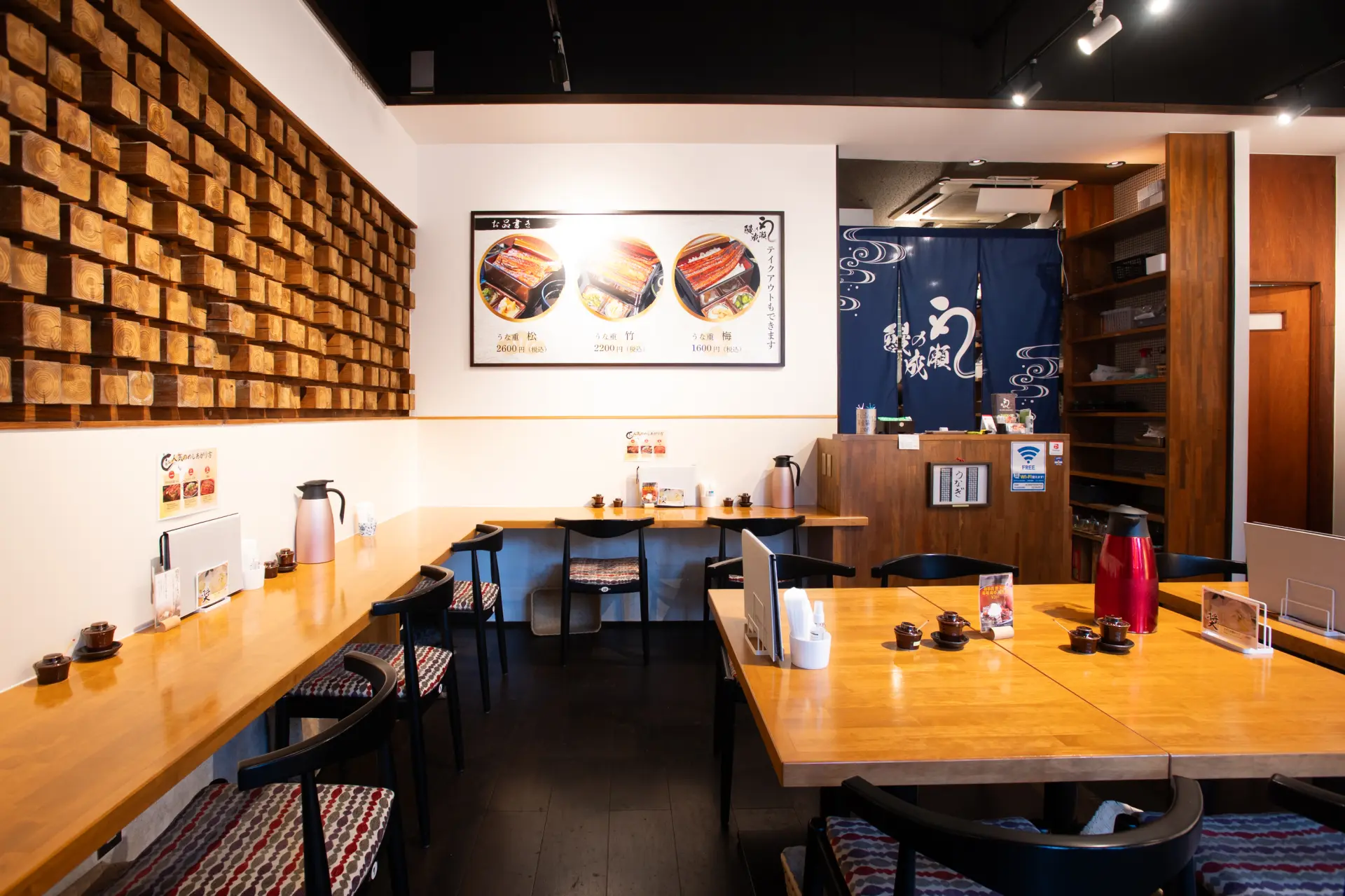 店内はカウンター席が多く、ひとりでも立ち寄りやすい