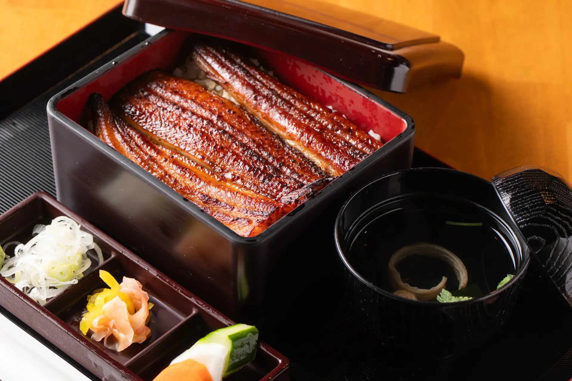 「食べ比べ重」（鰻の順番は、右から「特上」「上」「並」）