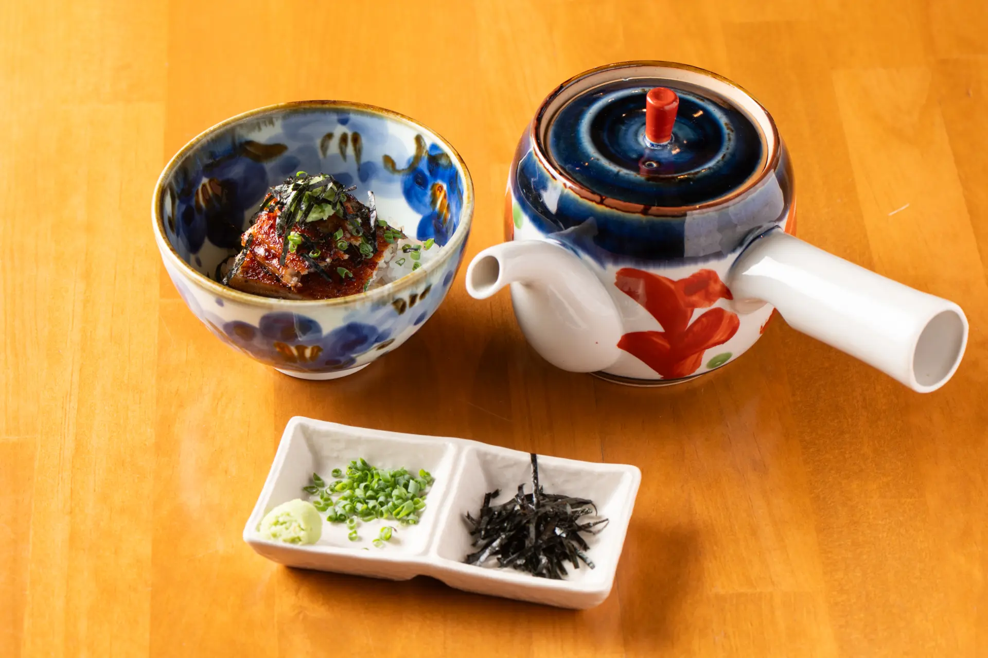 「特製だしセット」（茶碗は「鰻重」の一部を入れた状態）