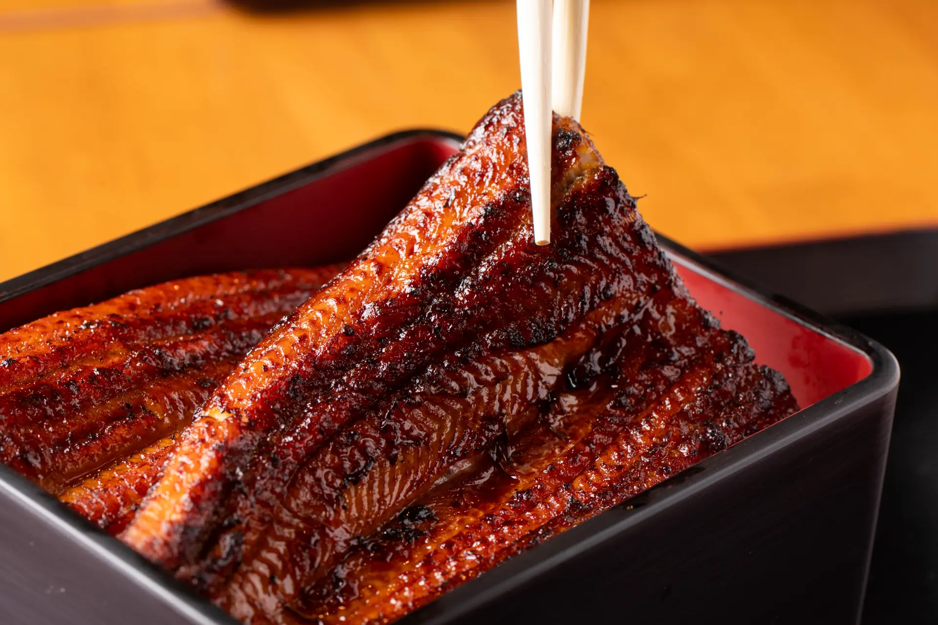 養殖場の環境にもこだわって厳選した、質の良い鰻を提供