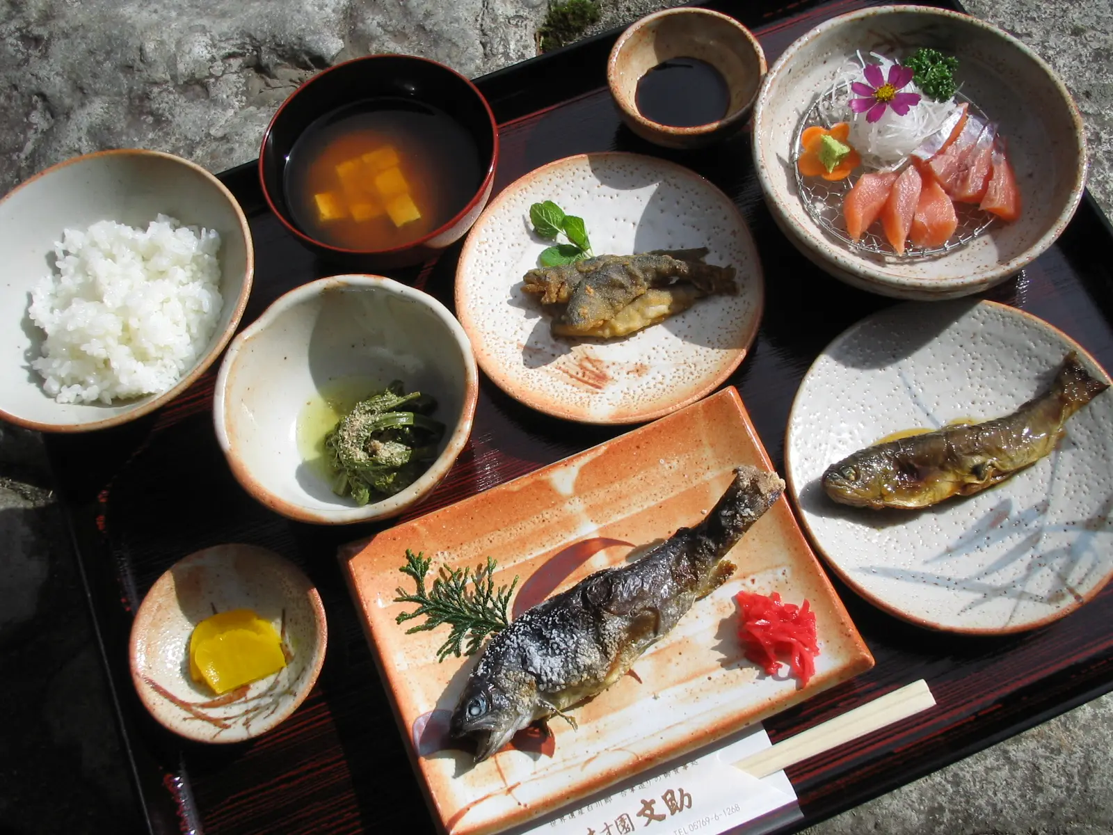 塩焼きや刺身、甘露煮など楽しめる定食
