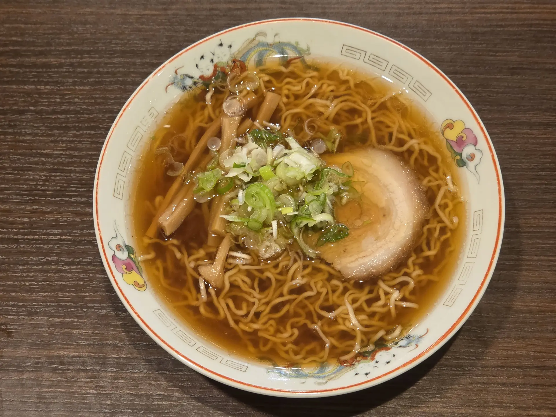 手打ち細ちぢれ麺と澄んだ醤油豚骨スープが自慢