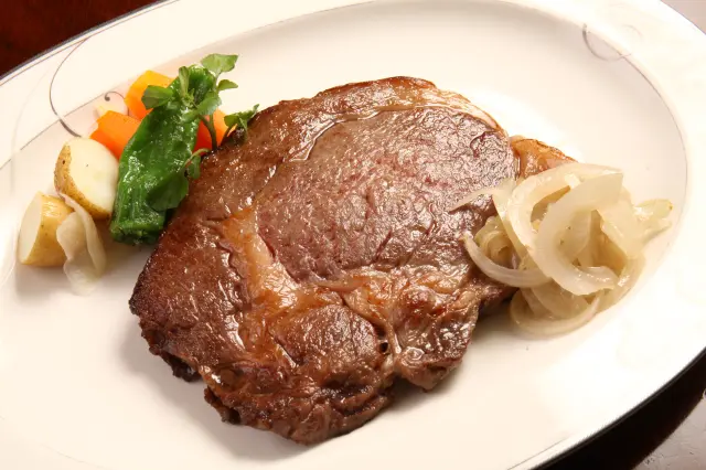適度な脂と旨み、きめ細やかな肉質の「リブロースステーキ」