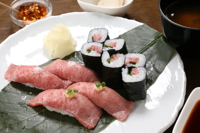 寿司に合う部位を厳選し使用した「特上飛騨牛づくし」