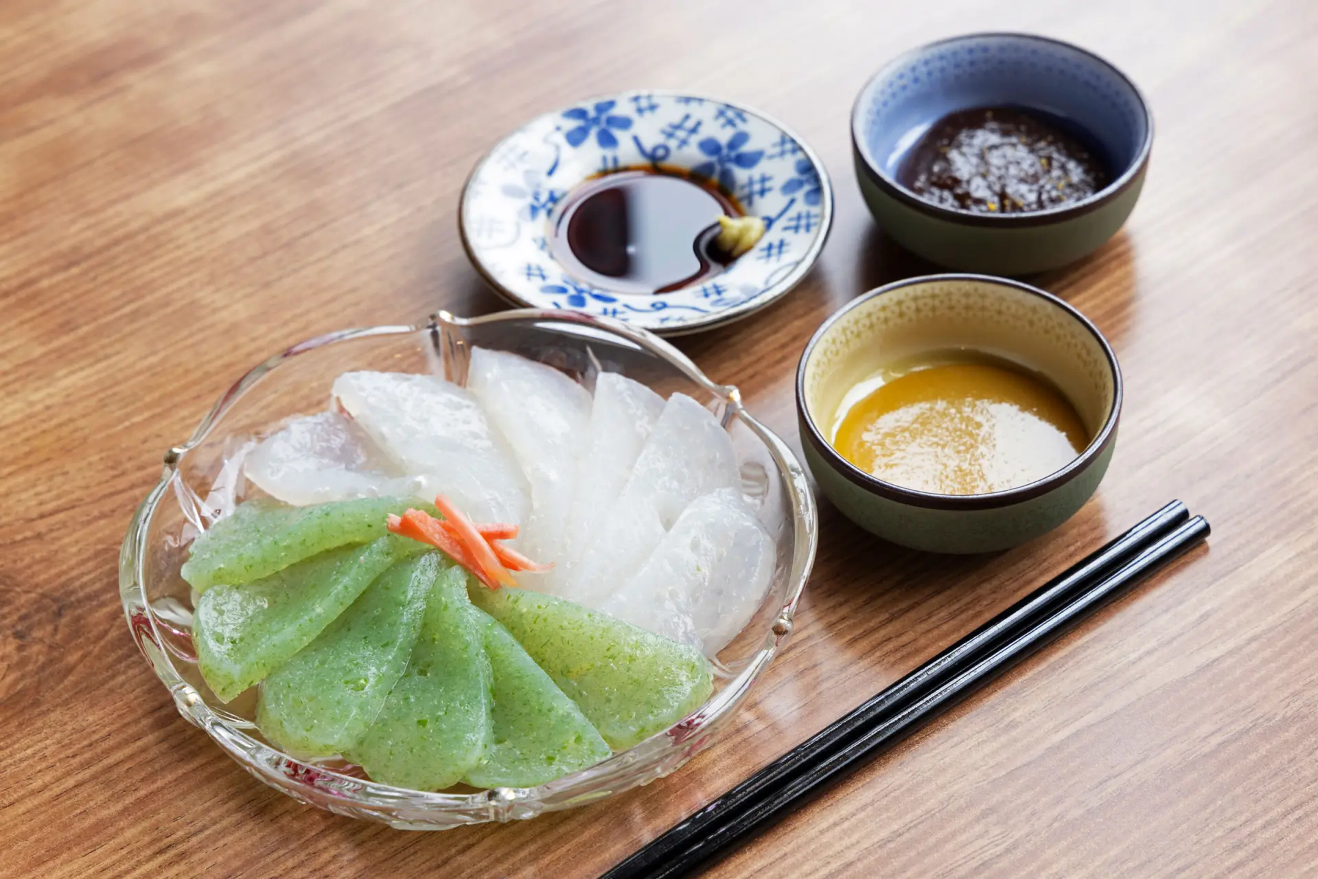 一品料理の「さしみこんにゃく」も人気