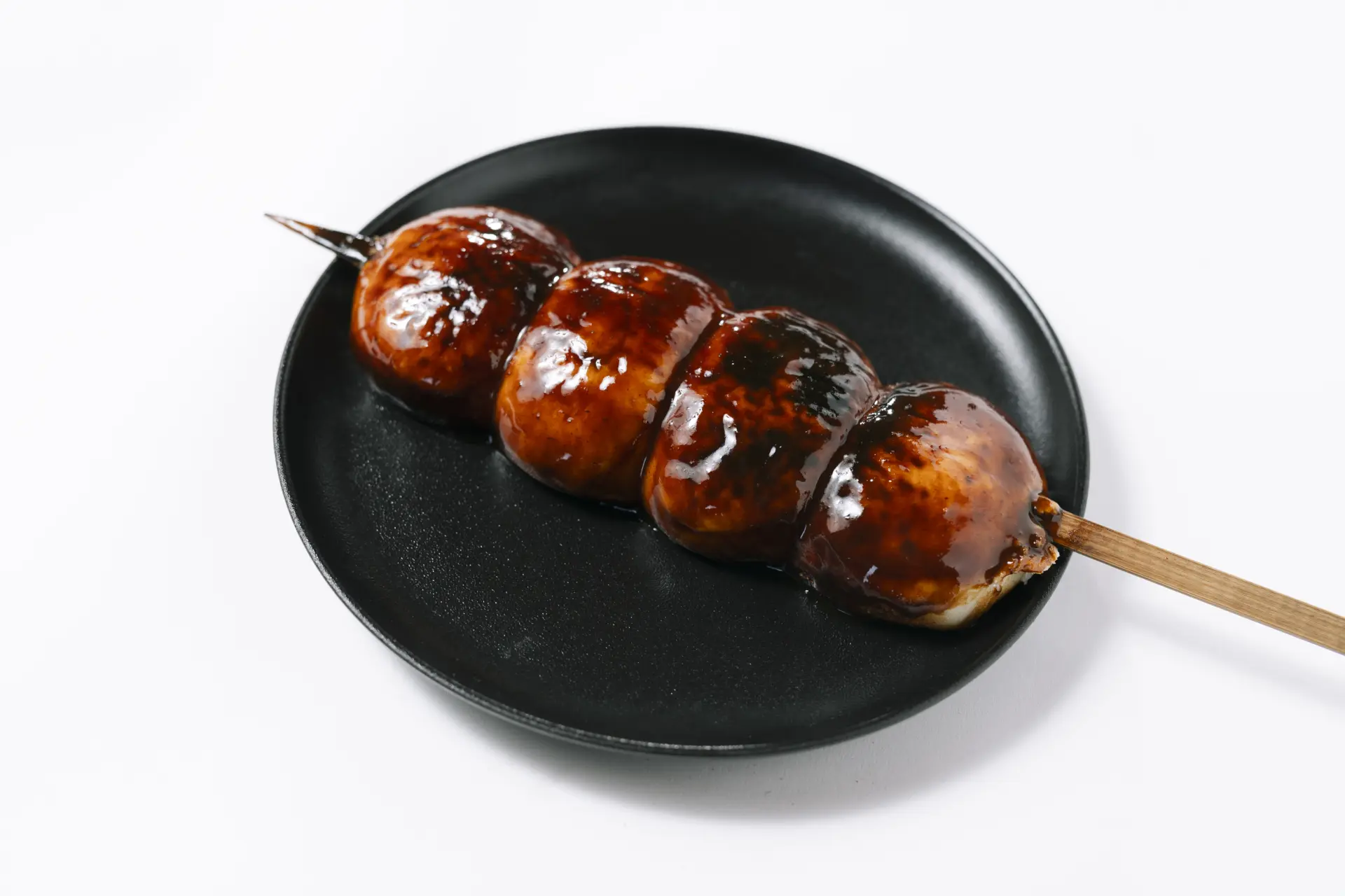 味噌と数種類の砂糖をブレンドした甘辛ダレは旨み豊か