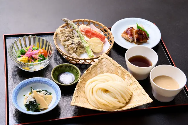 2種のつゆを食べ比べできる「布袋様福膳2色つゆ」