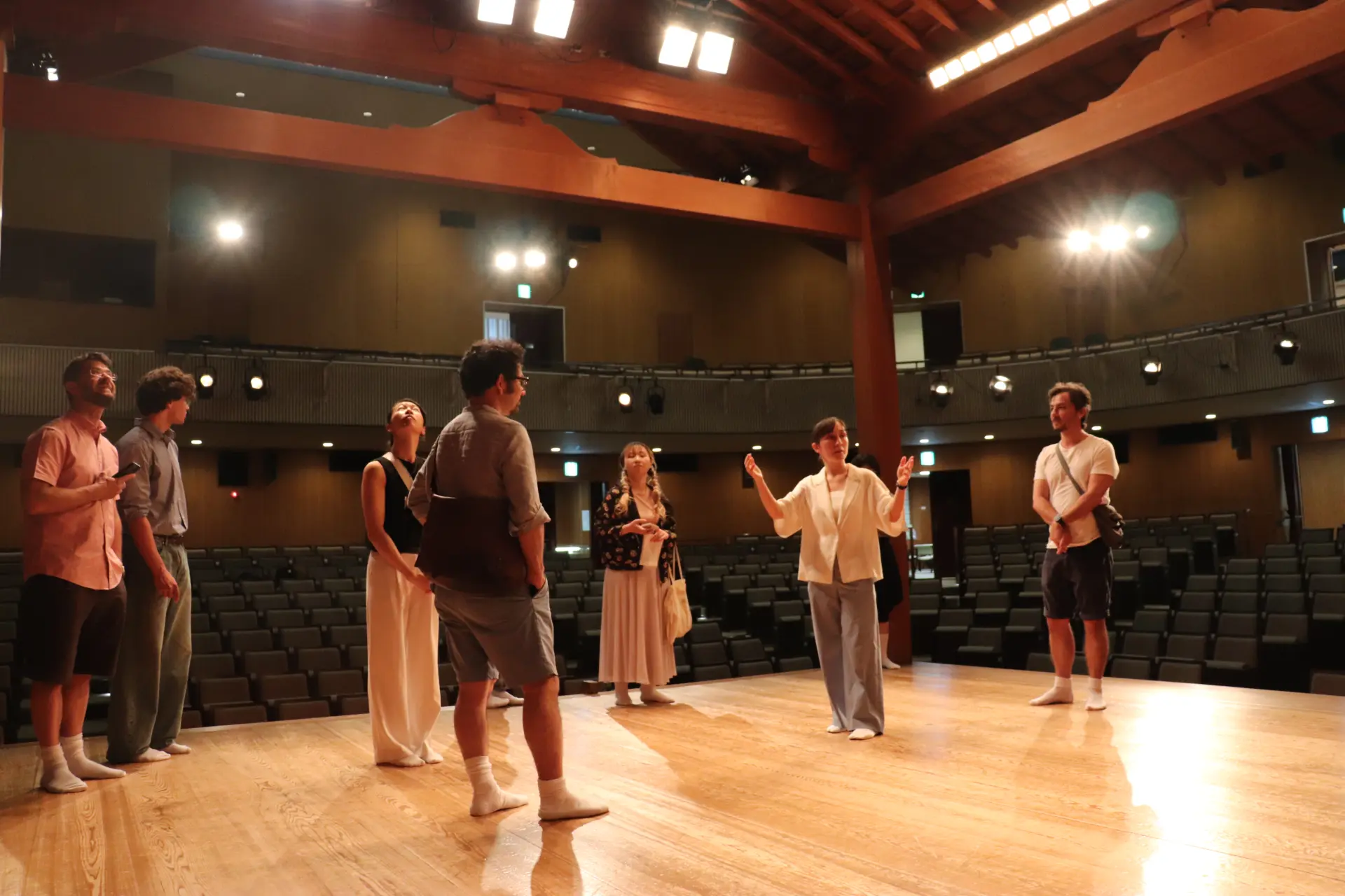 舞台に立つ観光客