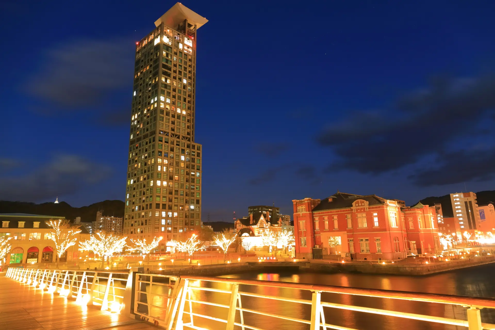 歴史ある街並みとイルミネーションが織りなす幻想的な景観