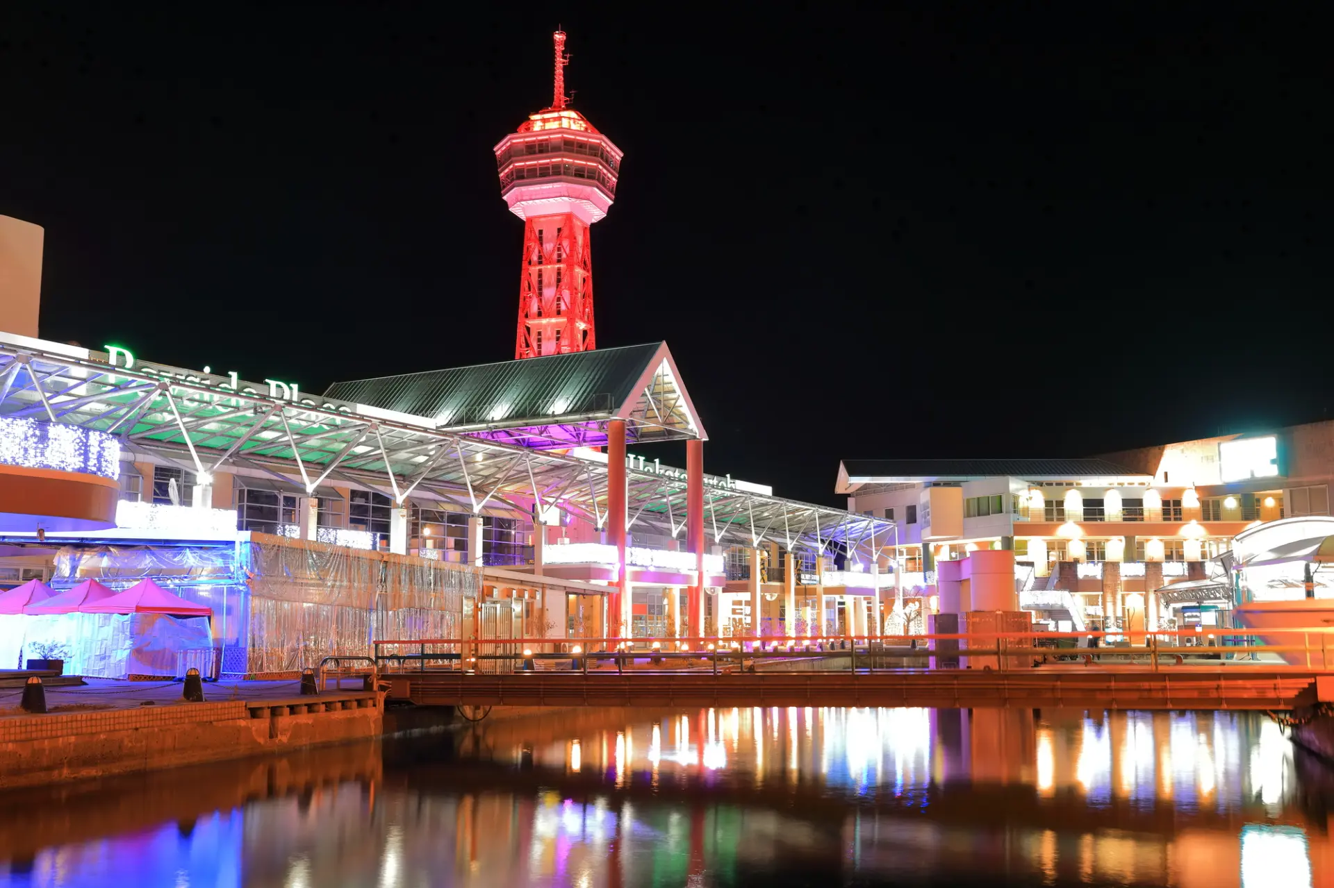 光が海面に反射しロマンチックな雰囲気が漂うベイサイドプレイス博多