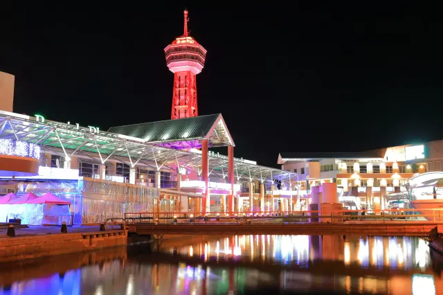 光が海面に反射しロマンチックな雰囲気が漂うベイサイドプレイス博多