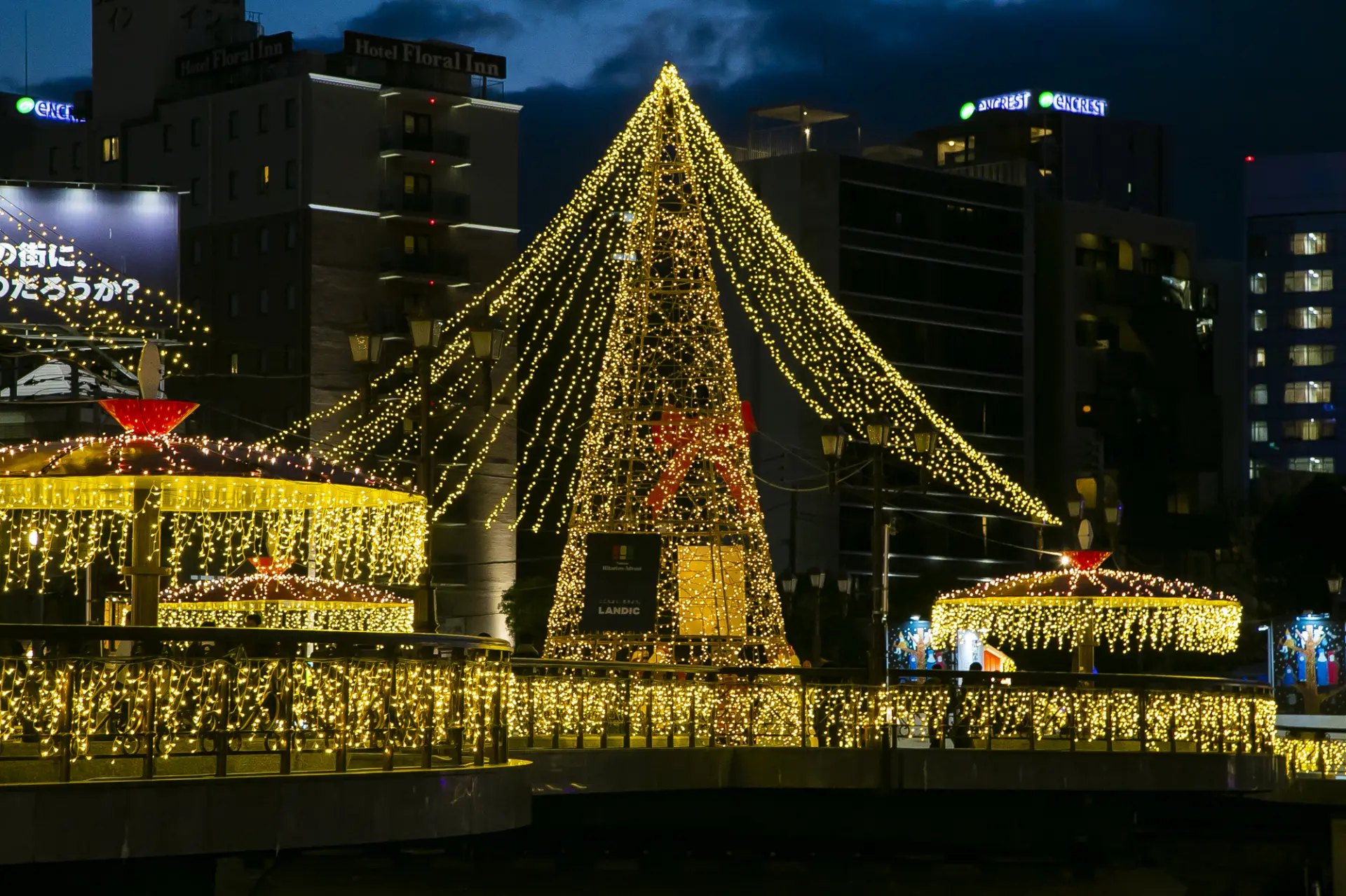 華やかな中洲の夜の街に温かく上品な光が灯る
