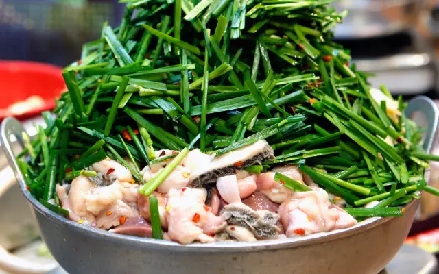 本場福岡で味わう！老舗もつ鍋専門店「元祖もつ鍋楽天地 福岡天神総本店」