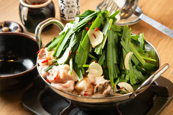 こだわりの味を気軽に食べられる人気もつ鍋専門店