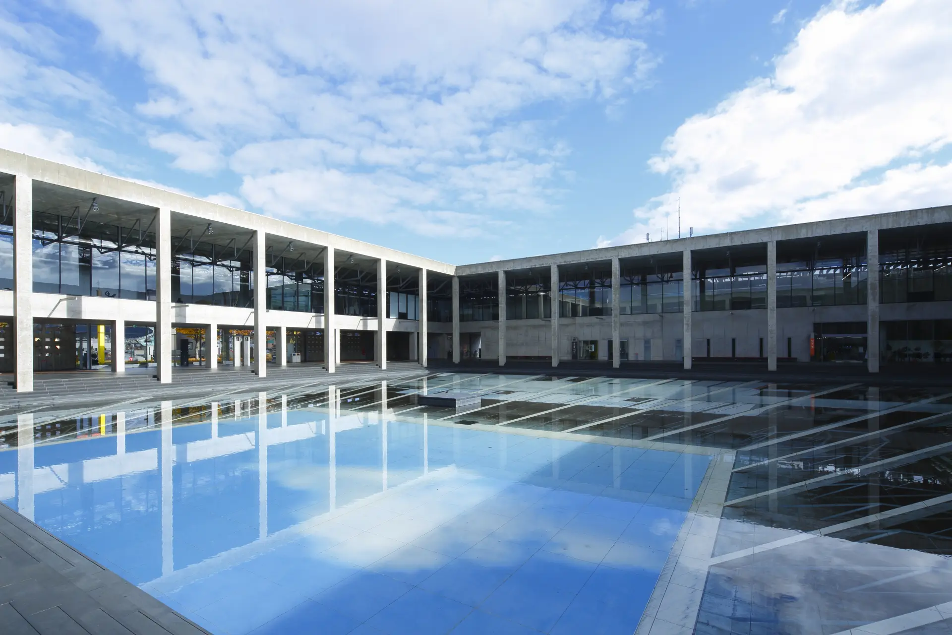 建築：原広司＋アトリエ・ファイ建築研究所／池作品：レアンドロ・エルリッヒ「Palimpsest: 空の池」 Photo by Kioku Keizo