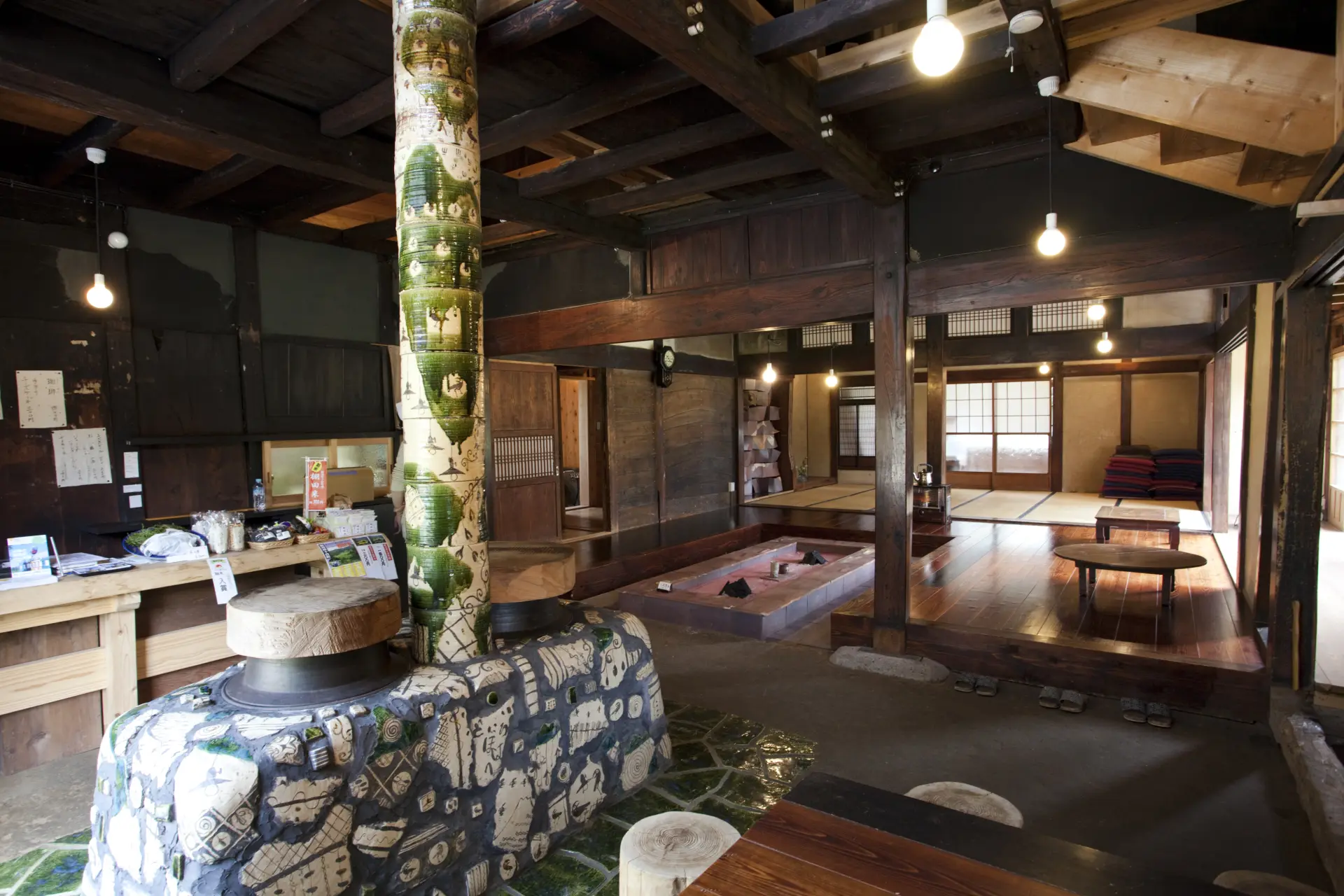 施設内の釜戸も焼き物で作られた作品となっている（作品：鈴木五郎「かまど」） Photo by Nakamura Osamu