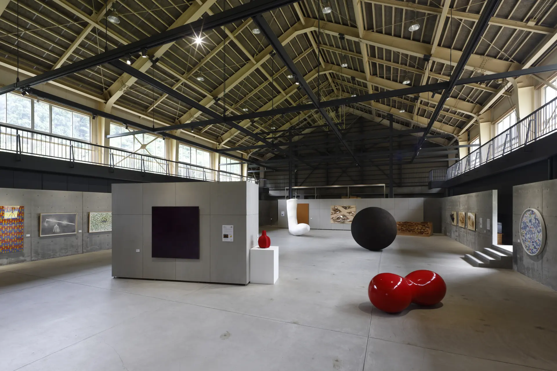 体育館で開催された過去の企画展 (大地のコレクション展2022) photo by Kioku Keizo