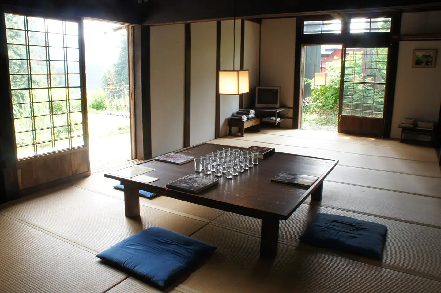 居間ではゆっくり作家の作品集や制作当時の動画も観られる