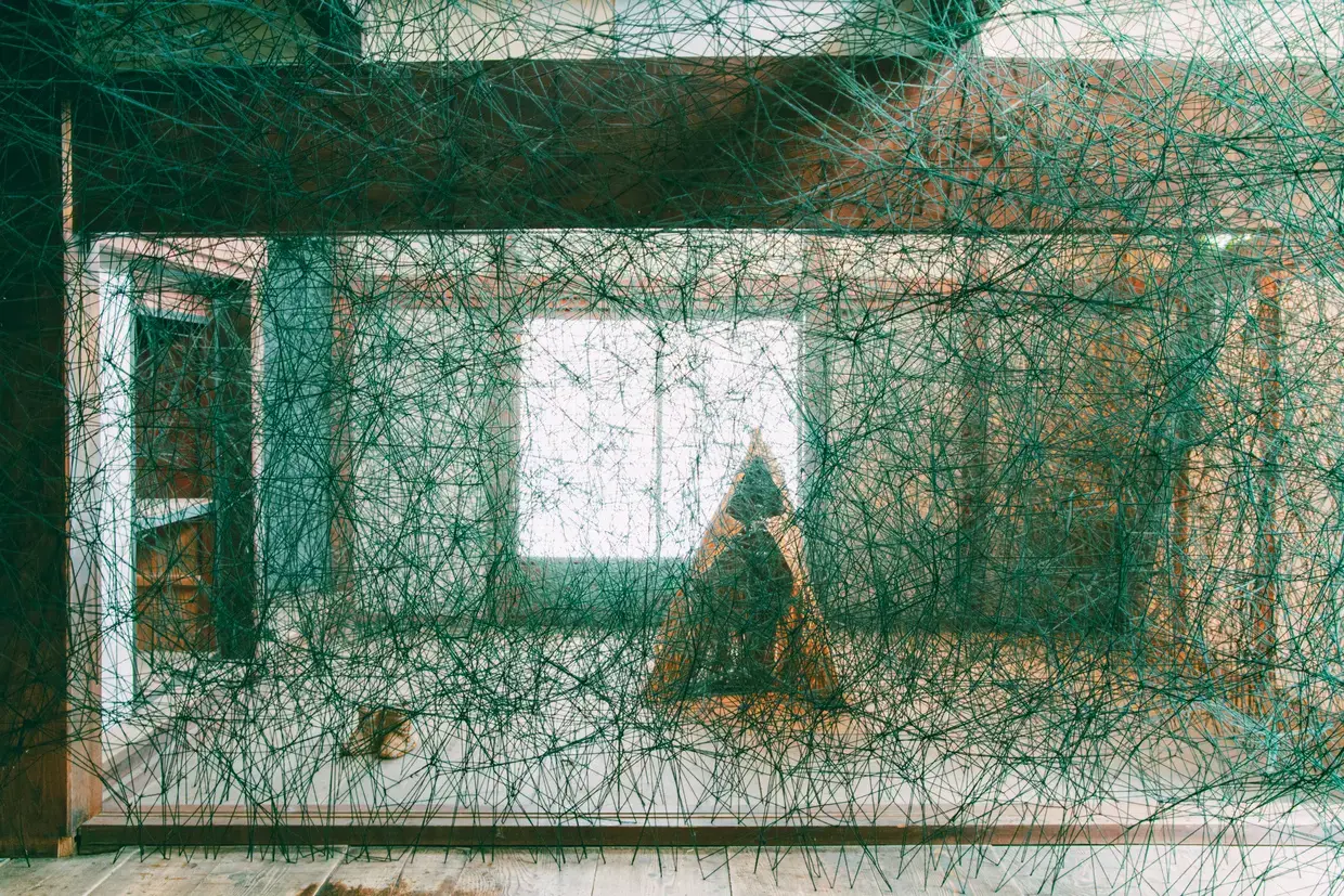 塩田千春「家の記憶」 Photo by Kanemoto Rintaro