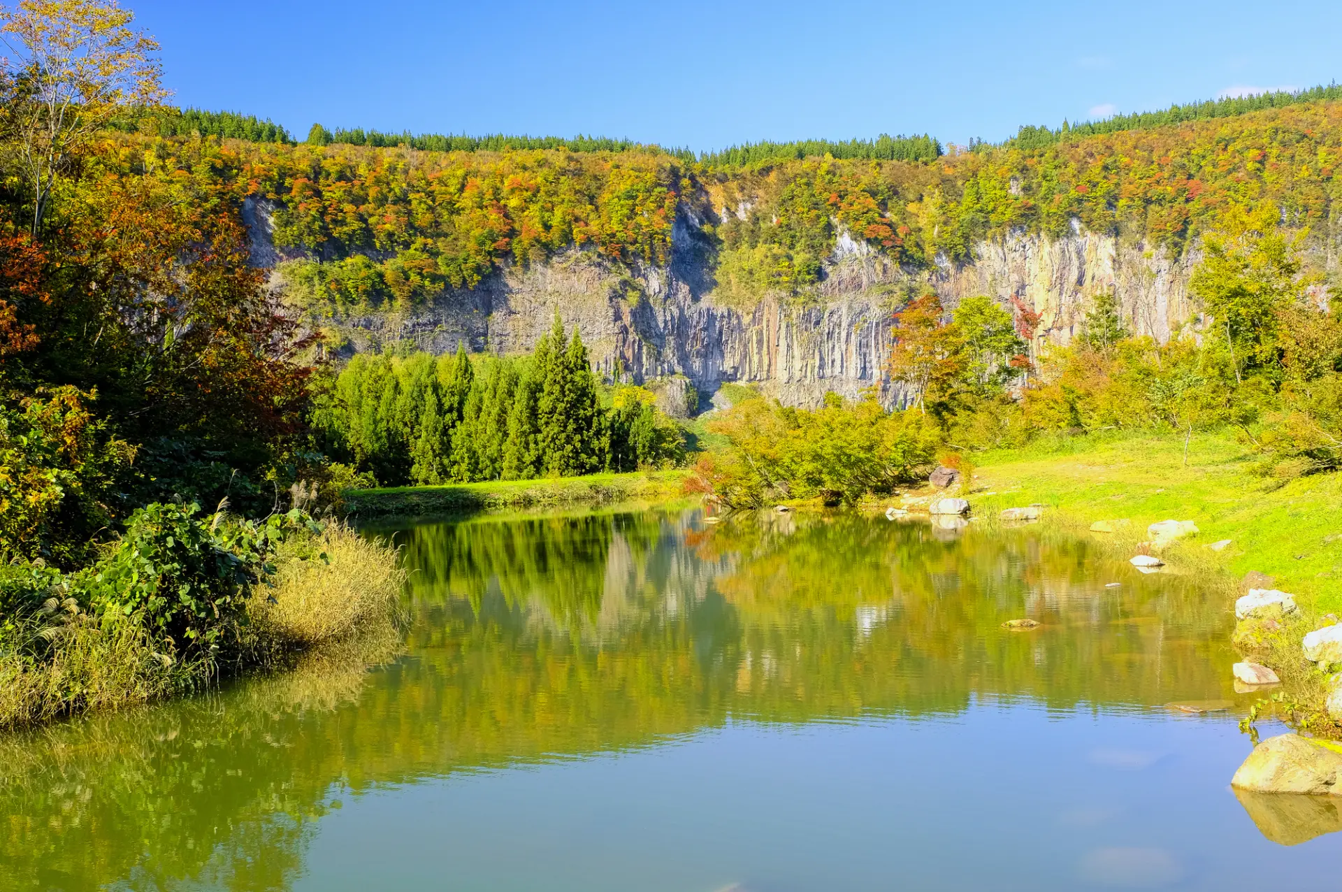 秋山郷の紅葉スポット「津南見玉公園」