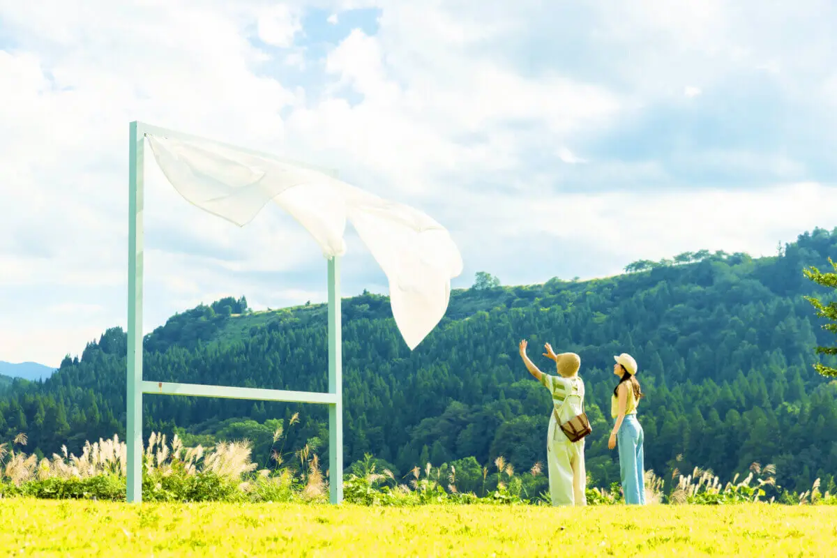 アートを通じて里山の魅力を満喫しよう（作品：内海昭子「たくさんの失われた窓のために」）