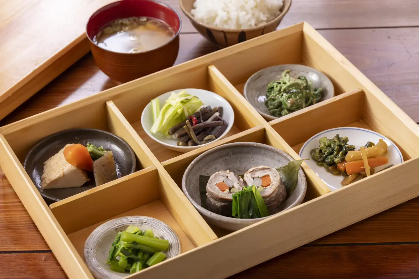 地域の人々が地域の食材を使って作る定食（写真は一例。メニューは季節によって異なる。）