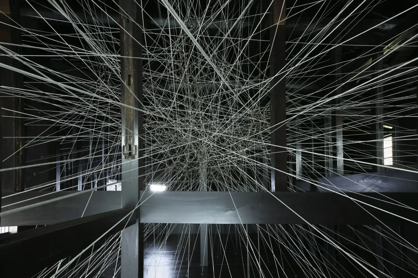 アントニー・ゴームリー「もうひとつの特異点」 Photo by Miyamoto Takenori + Seno Hiromi