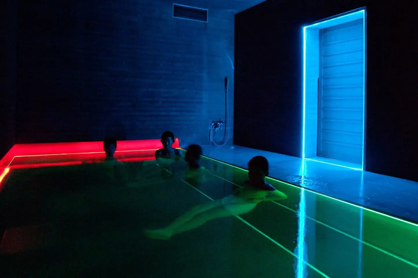 宿泊者限定で利用できる浴室「Light Bath」 Photo by Yamada Tsutomu