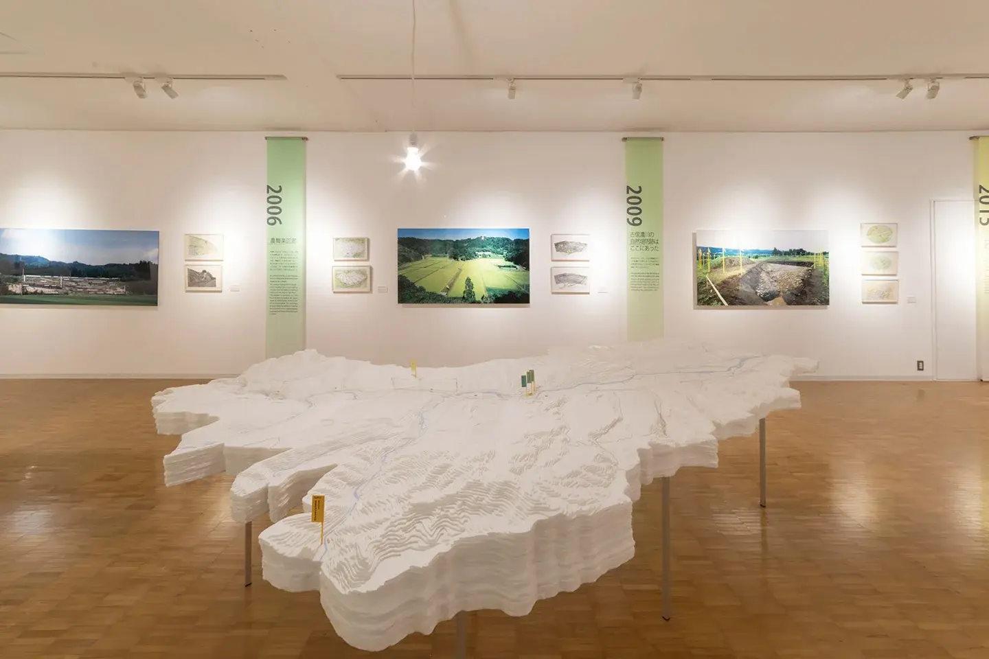 校舎棟に展示されている越後妻有の地勢とその変化を視覚的にみせた磯辺行久の過去の作品 photo by Nakamura Osamu