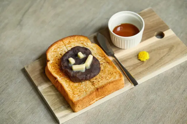 顔が描かれた写真映えする「小倉トースト」