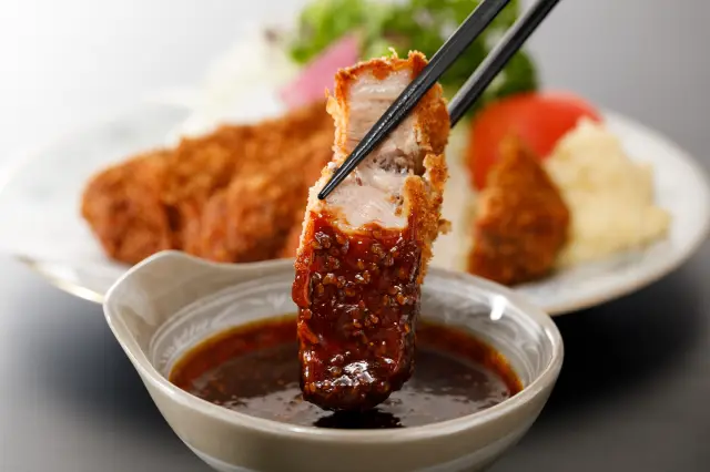 人気の「名代ヒレかつ定食」は赤だし、ライス付き