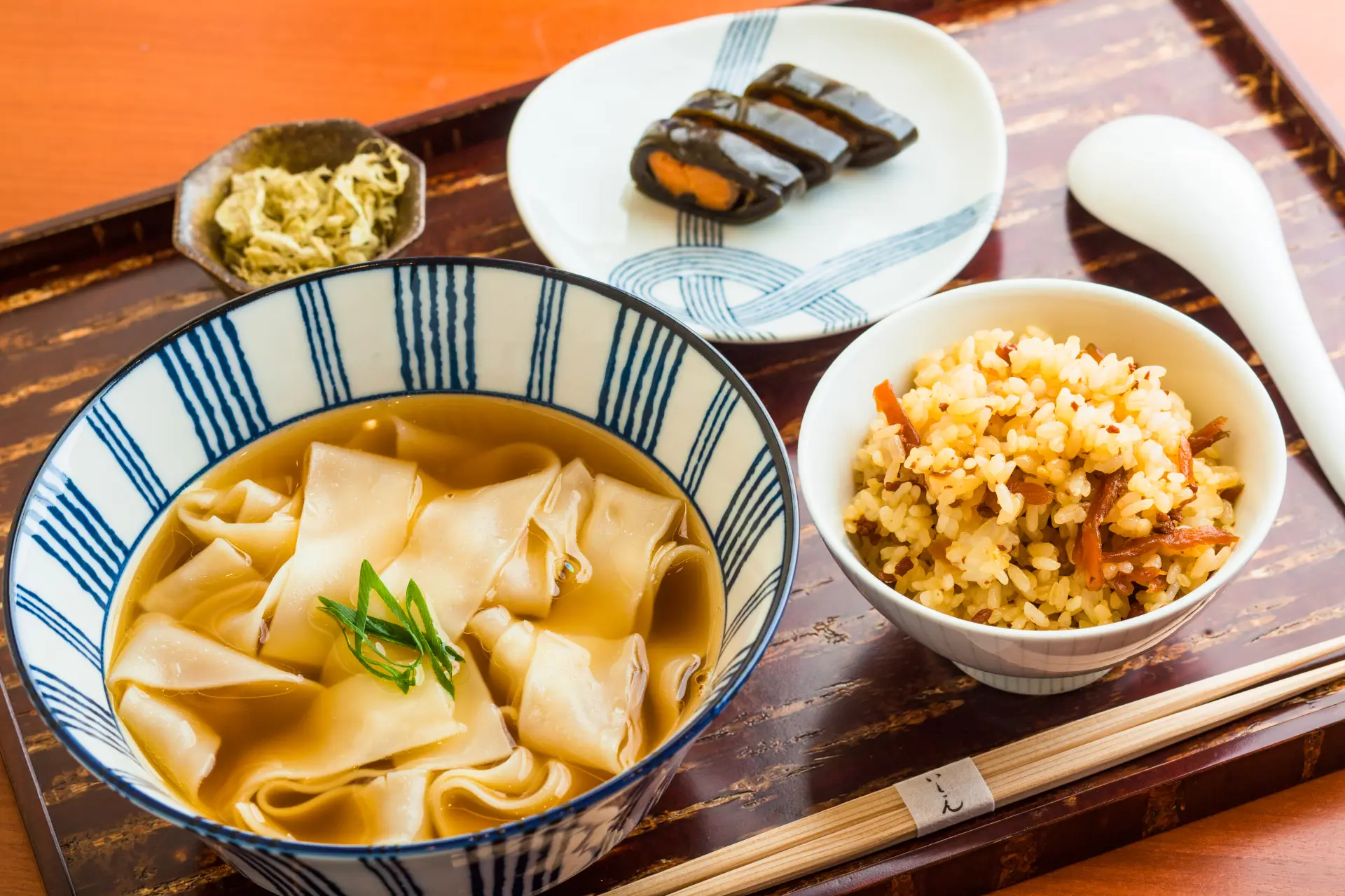 上質な出汁で味わう、名古屋きしめん