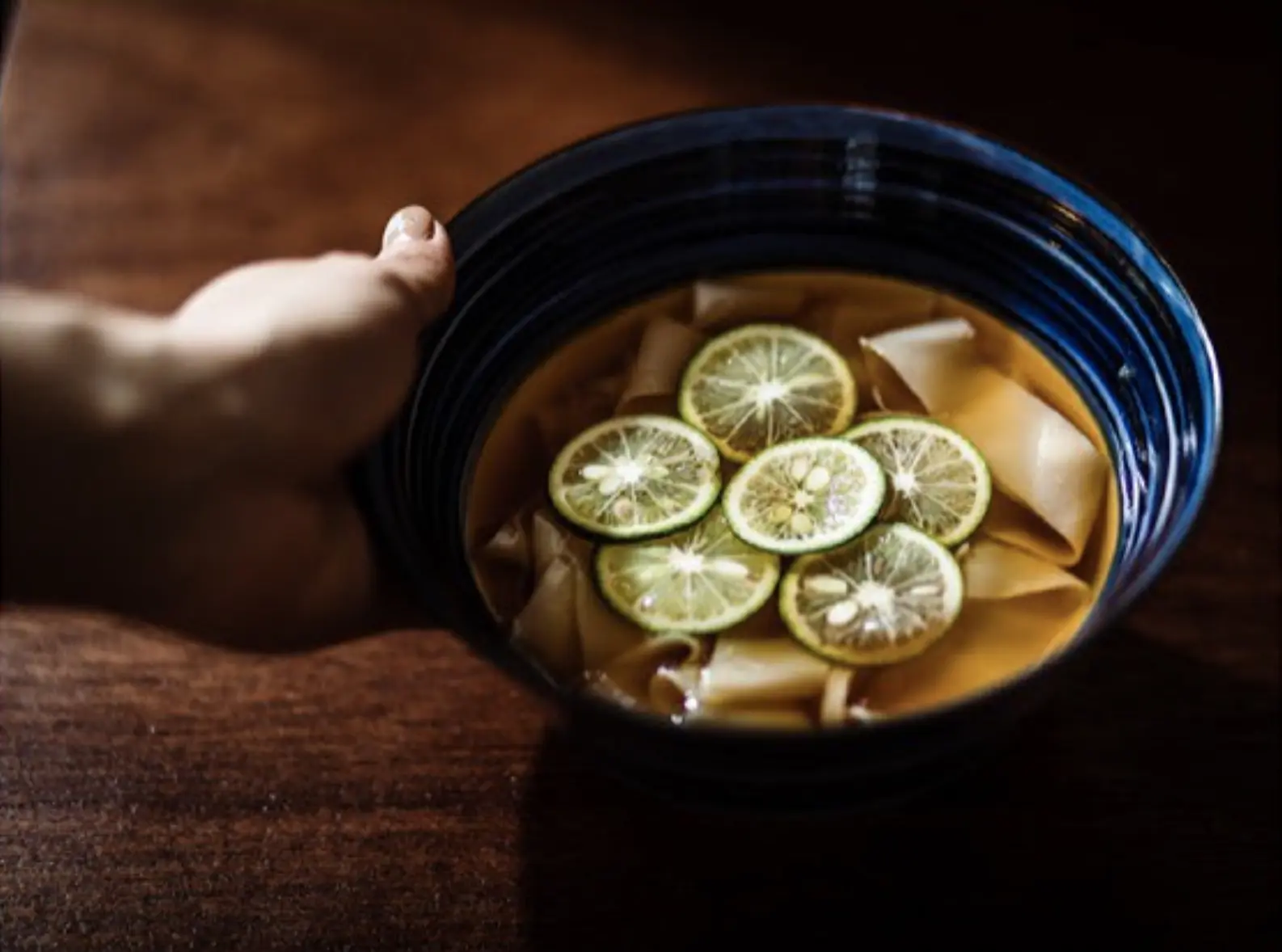 白出汁にすだちのさわやかな酸味を感じる「太門」
