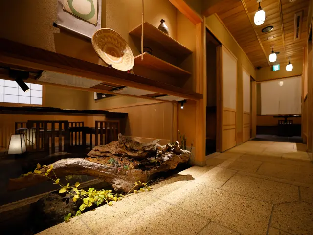 店内は上質な和の空間が広がる