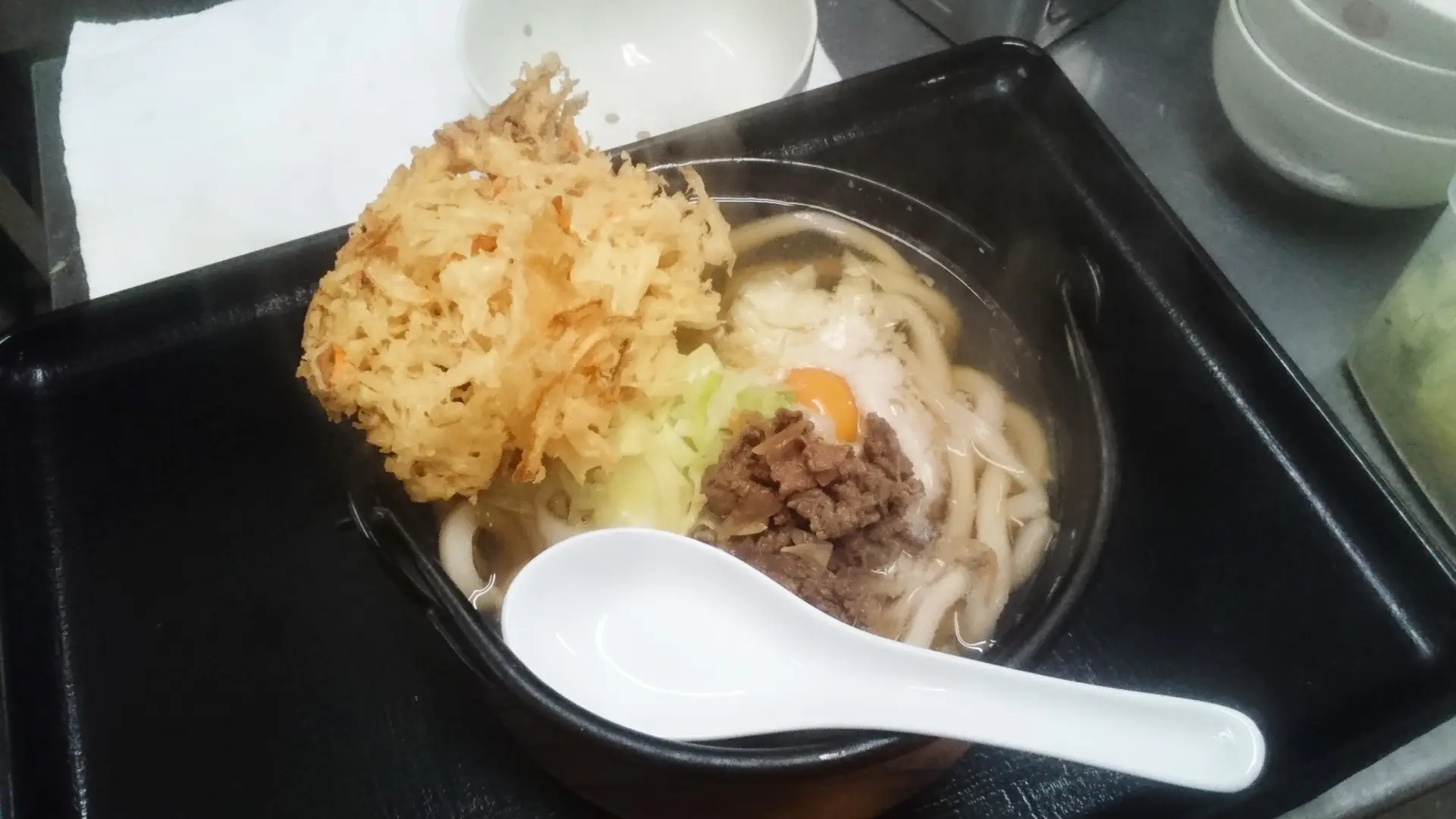 かきあげがはみ出すほどに乗った「全入りうどん」