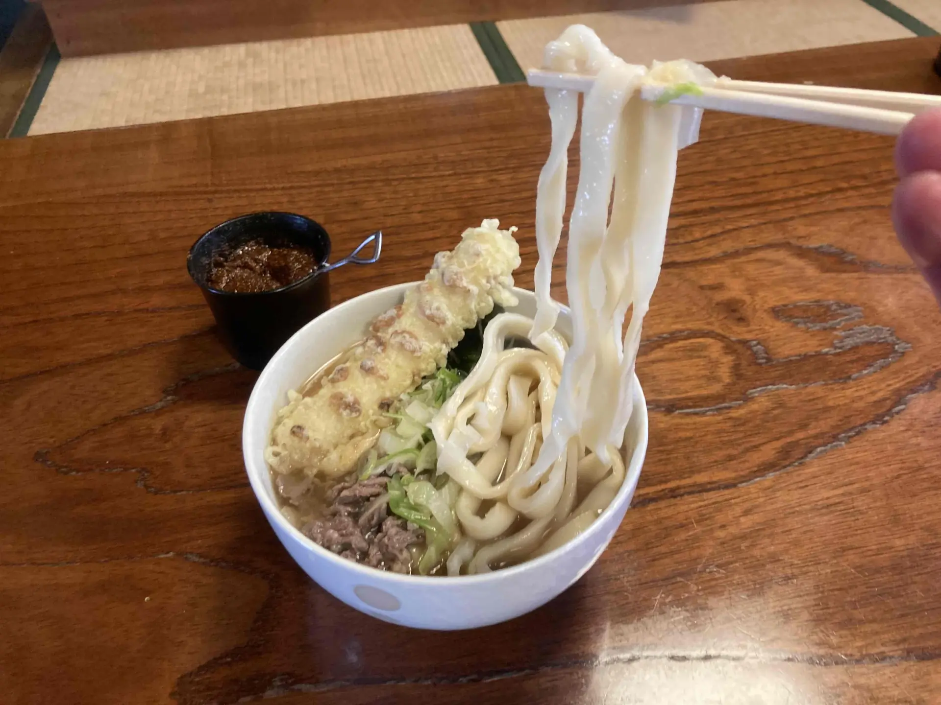 馬肉の甘煮と天ぷら、茹でキャベツが乗った「肉天うどん」