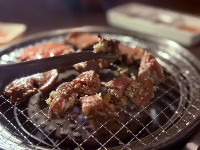 在离博多站步行5分钟的「烧肉HAYATO博多站前店」，享用性价比绝佳的上等和牛