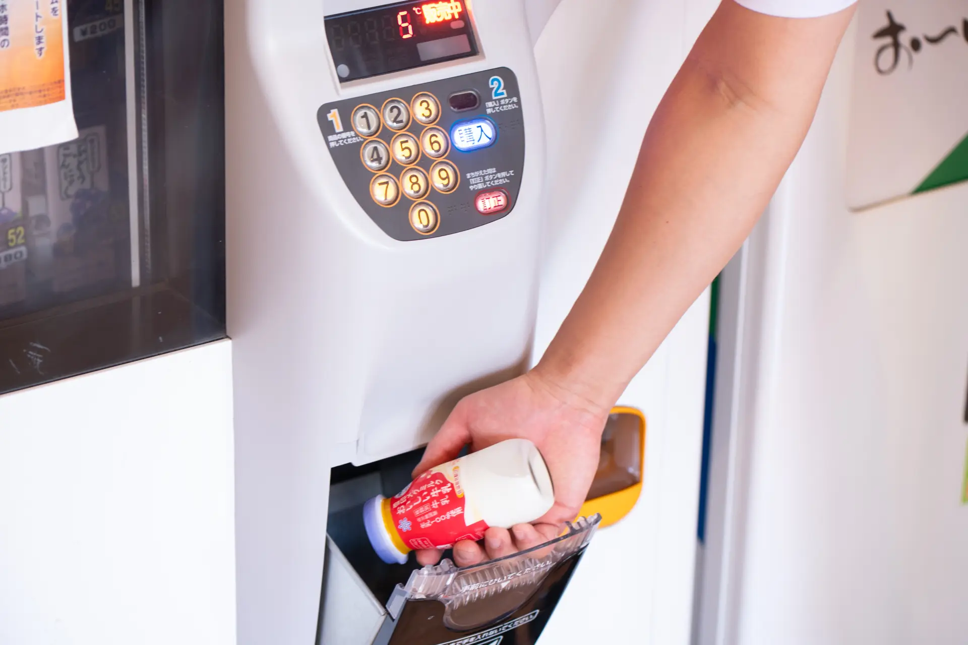 5. 聽到「哐噹」聲後取出牛乳