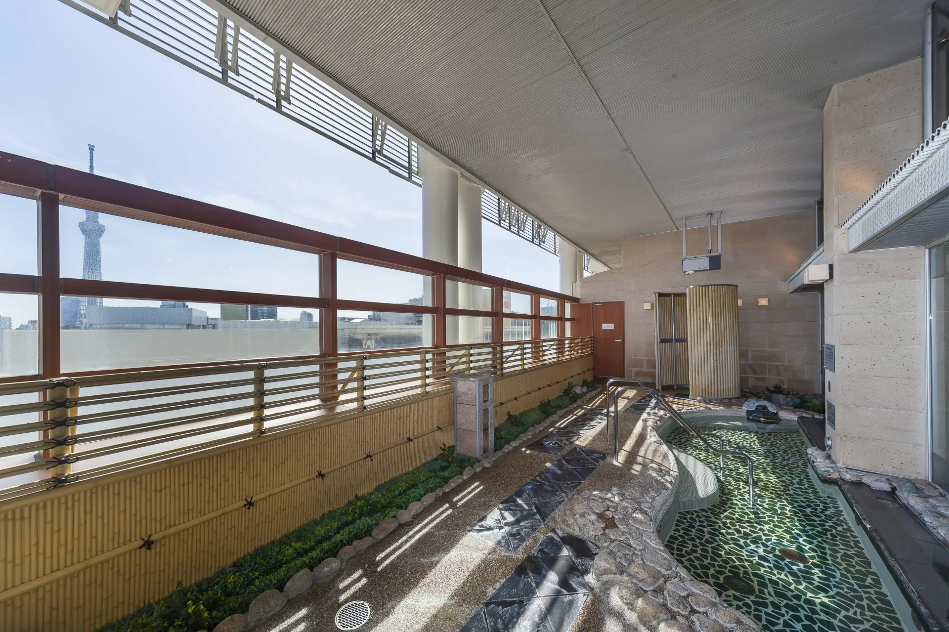 可眺望東京晴空塔，東京市區內規模最大的溫浴設施