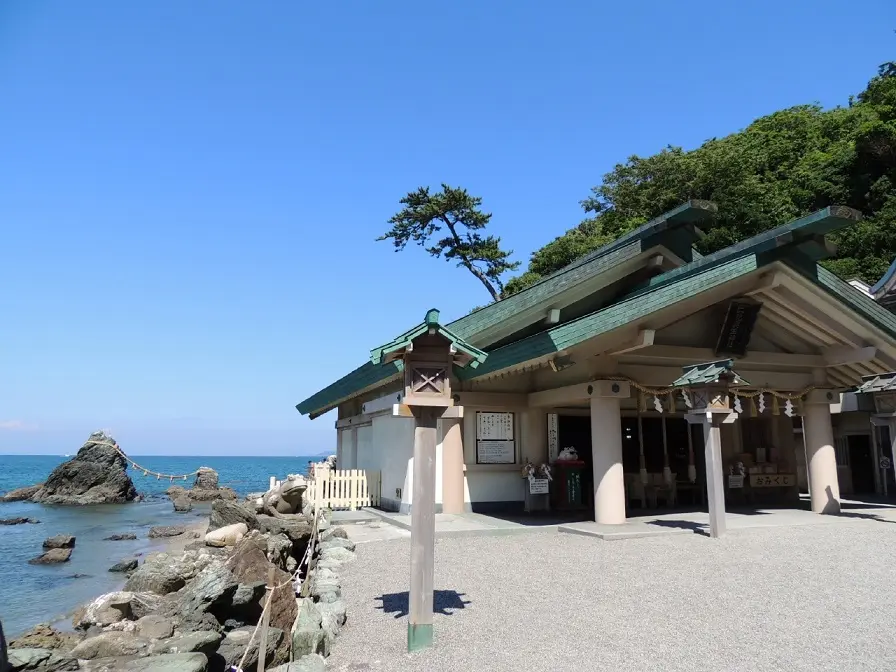 多くの参拝者が参宮前に身を清める神社