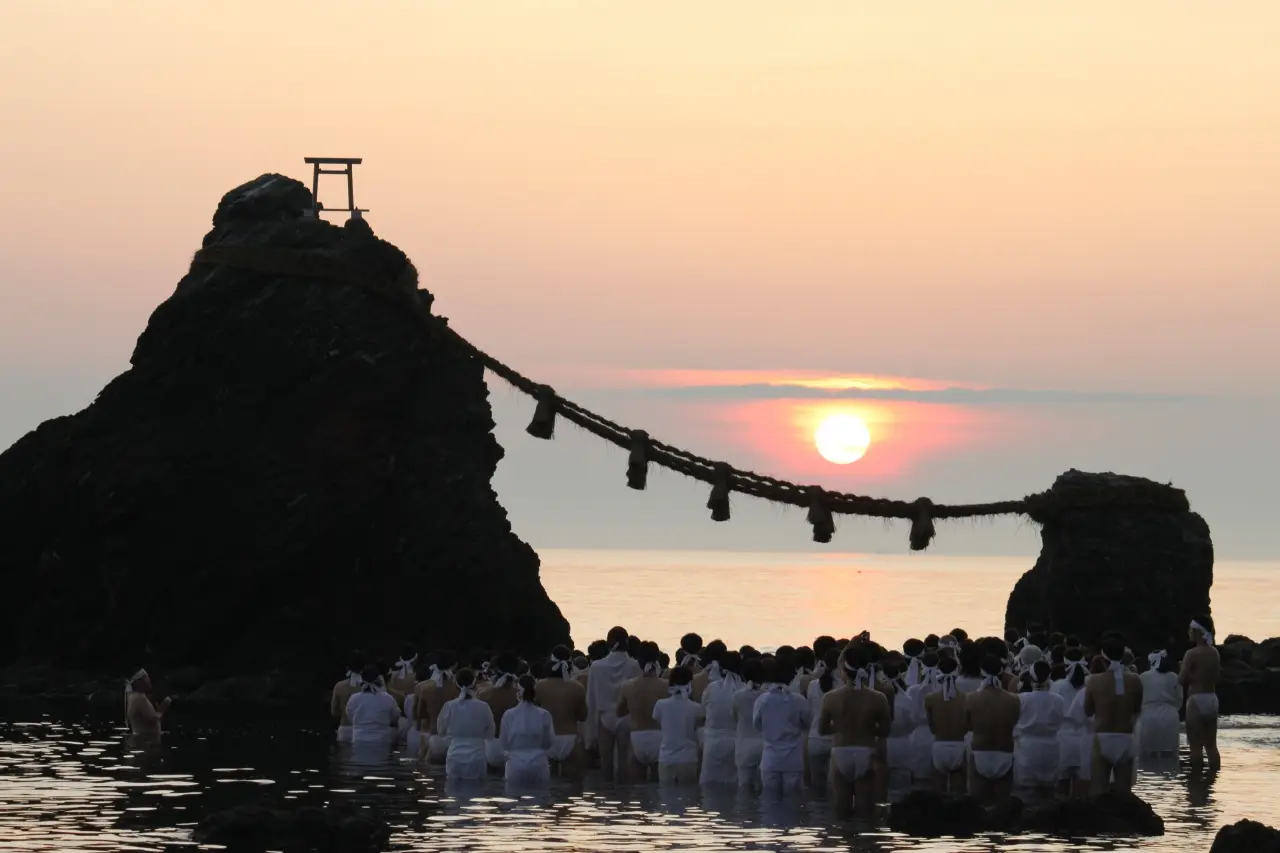 夫婦のように寄り添うふたつの大きな岩