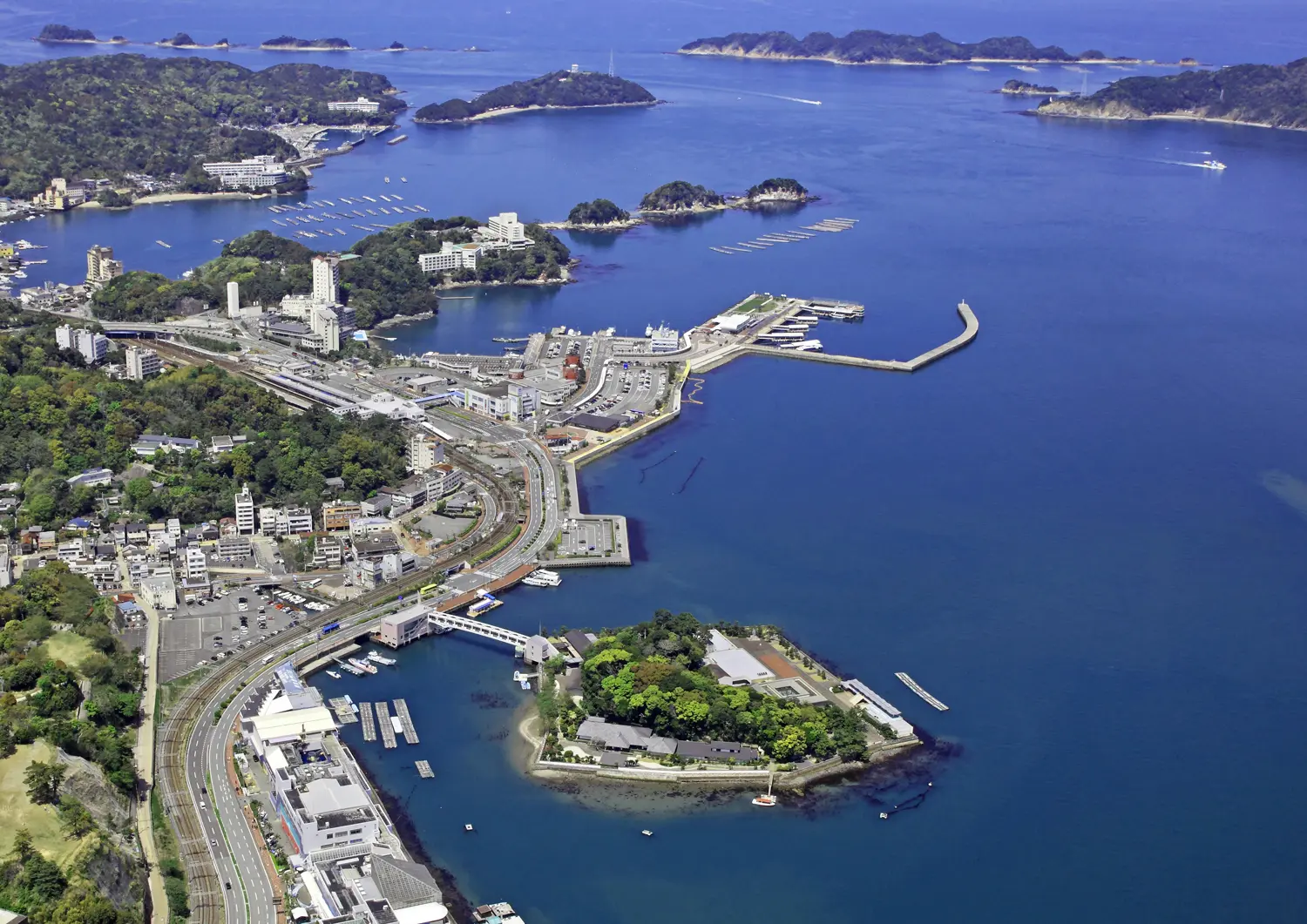 パールジュエリー、真珠の養殖技術、海女さんの実演など、見どころ盛りだくさん